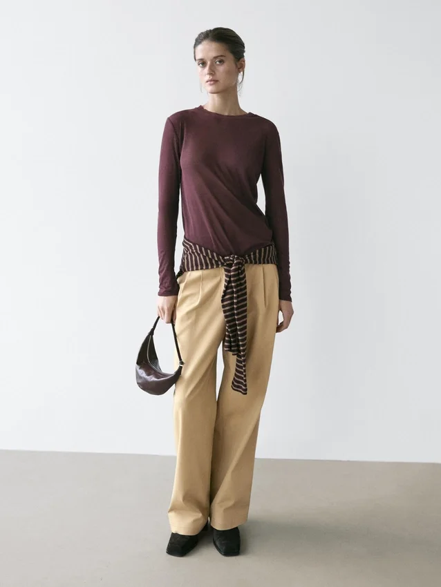 100% katoenen, semi-transparant T-shirt met kraagdetail 100% katoenen, semi-transparant T-shirt met kraagdetail