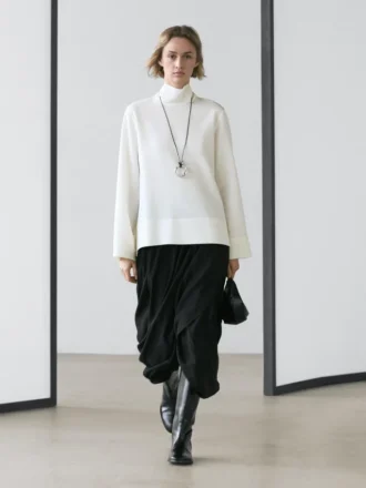 Blouse met hoge kraag en detail aan de zoom