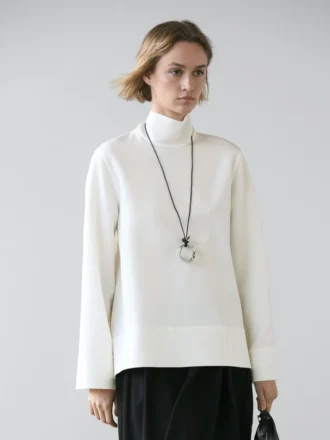 Blouse met hoge kraag en detail aan de zoom