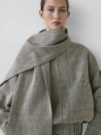 Bomberjack met spikkeleffect en sjaal