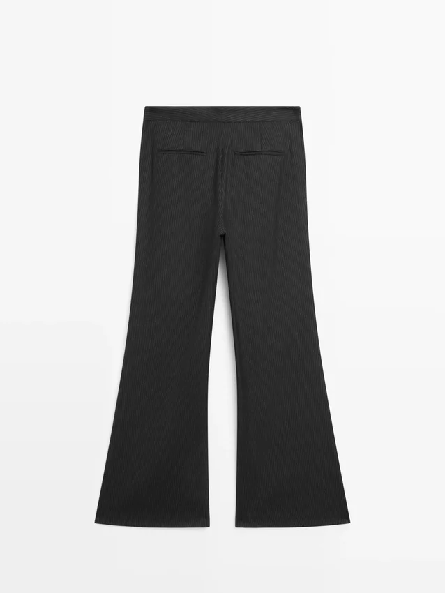 Broek met uitlopende pijpen en krijtstreep Broek met uitlopende pijpen en krijtstreep