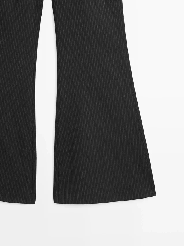 Broek met uitlopende pijpen en krijtstreep Broek met uitlopende pijpen en krijtstreep