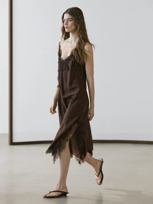 Camisole-jurk met kanten details Camisole-jurk met kanten details