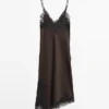 Camisole-jurk met kanten details Camisole-jurk met kanten details