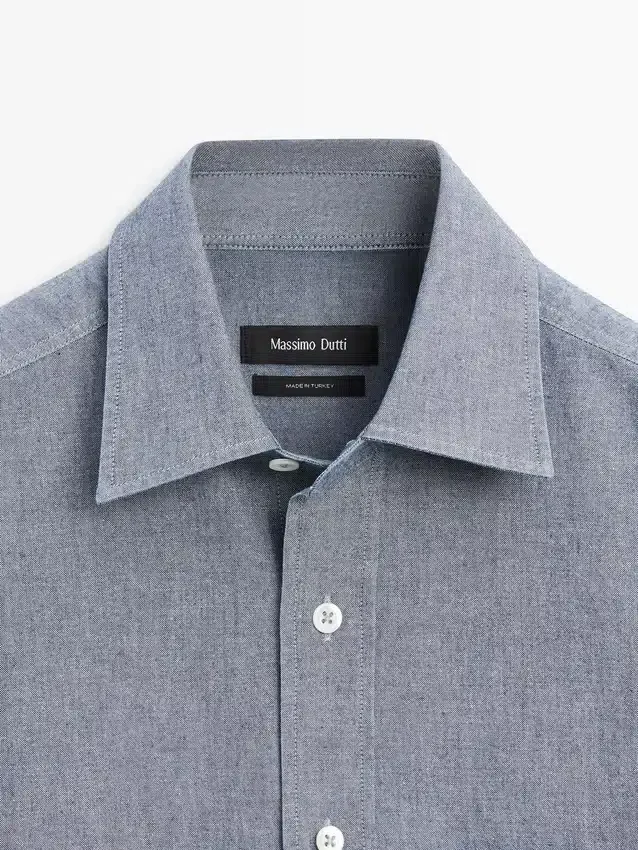 Denim overhemd met normale pasvorm en zakdetails Denim overhemd met normale pasvorm en zakdetails