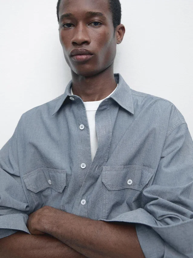 Denim overhemd met normale pasvorm en zakdetails Denim overhemd met normale pasvorm en zakdetails