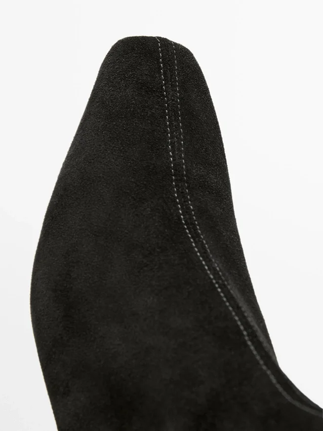 Enkellaarsjes met sleehak van gespleten leer Enkellaarsjes met sleehak van gespleten leer