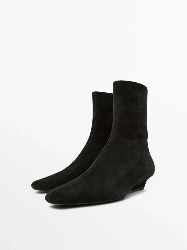 Enkellaarsjes met sleehak van gespleten leer Enkellaarsjes met sleehak van gespleten leer