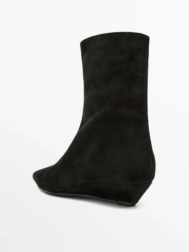 Enkellaarsjes met sleehak van gespleten leer Enkellaarsjes met sleehak van gespleten leer