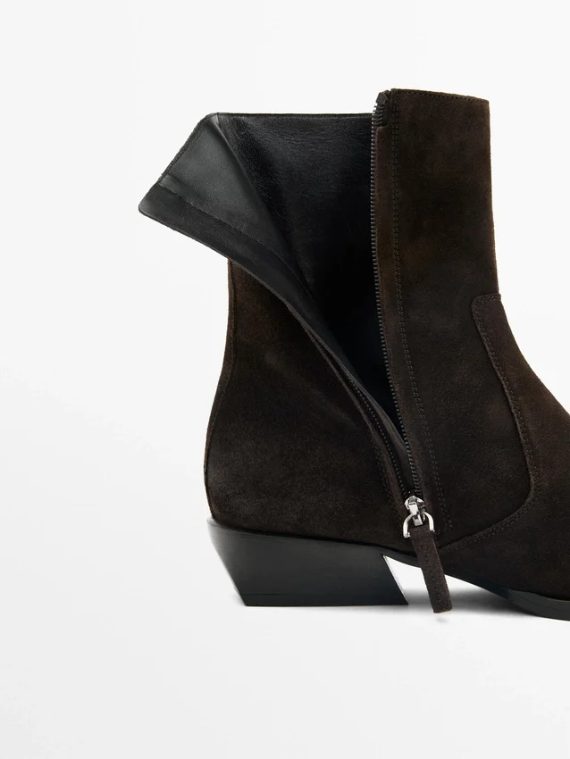 Enkellaarsjes van geborsteld spaltleer Enkellaarsjes van geborsteld spaltleer