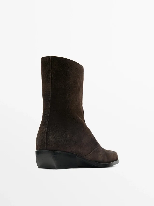 Enkellaarsjes van geborsteld spaltleer Enkellaarsjes van geborsteld spaltleer