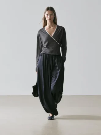 Gebreid vest met kruislingse sluiting en kanten details