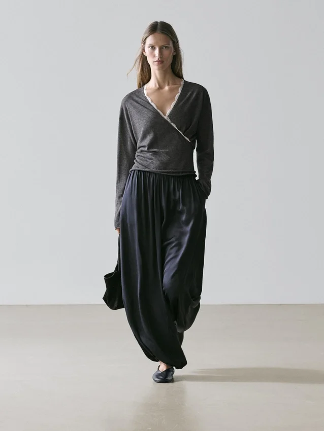 Gebreid vest met kruislingse sluiting en kanten details Gebreid vest met kruislingse sluiting en kanten details