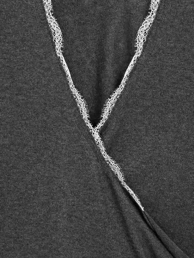 Gebreid vest met kruislingse sluiting en kanten details Gebreid vest met kruislingse sluiting en kanten details