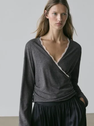 Gebreid vest met kruislingse sluiting en kanten details