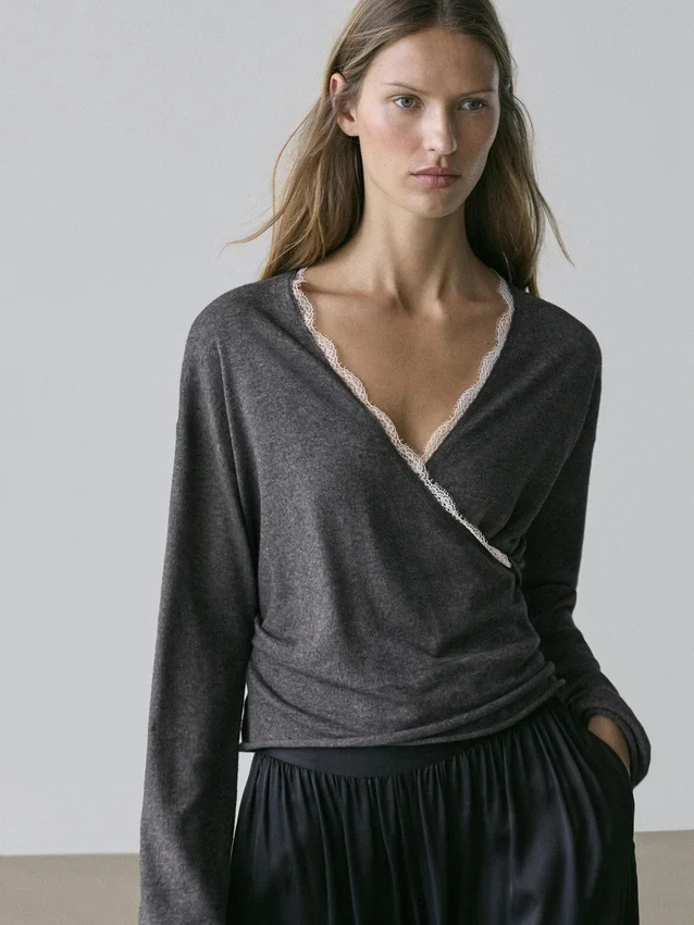 Gebreid vest met kruislingse sluiting en kanten details Gebreid vest met kruislingse sluiting en kanten details