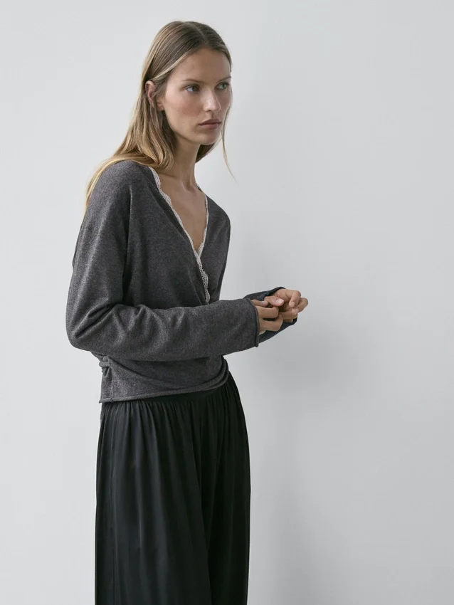 Gebreid vest met kruislingse sluiting en kanten details Gebreid vest met kruislingse sluiting en kanten details