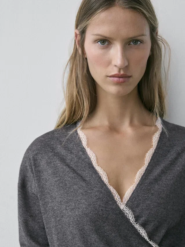 Gebreid vest met kruislingse sluiting en kanten details Gebreid vest met kruislingse sluiting en kanten details