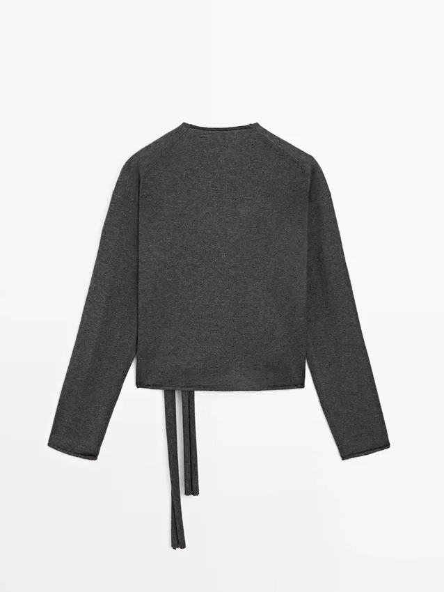 Gebreid vest met kruislingse sluiting en kanten details Gebreid vest met kruislingse sluiting en kanten details