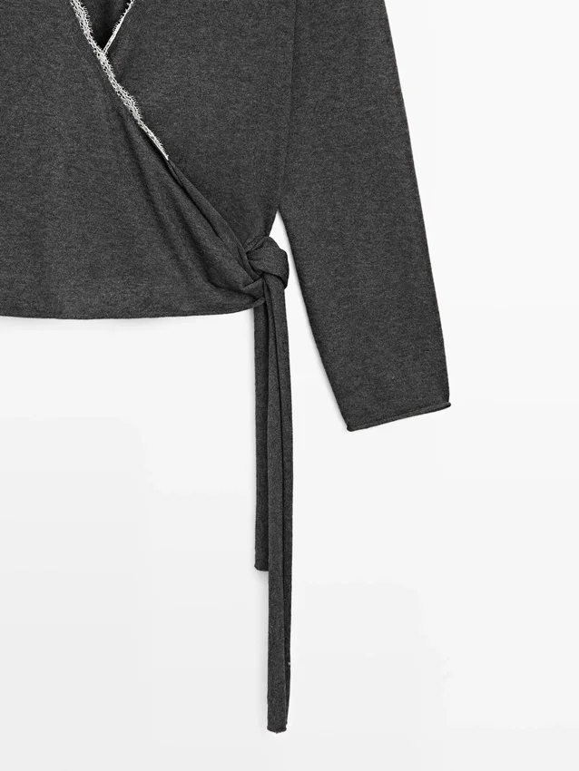 Gebreid vest met kruislingse sluiting en kanten details Gebreid vest met kruislingse sluiting en kanten details