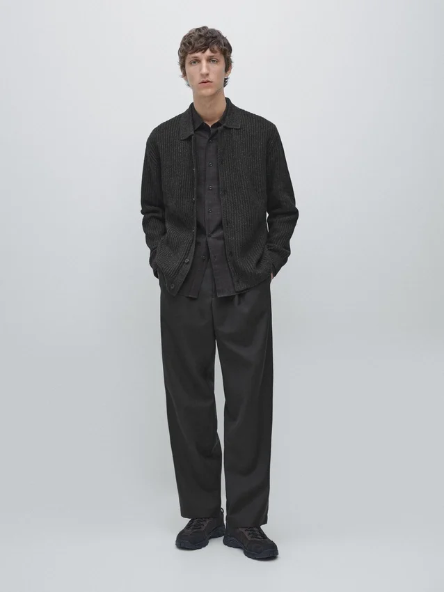 Gebreid vesttrui van katoen- en wolmix met knopen Gebreid vesttrui van katoen- en wolmix met knopen