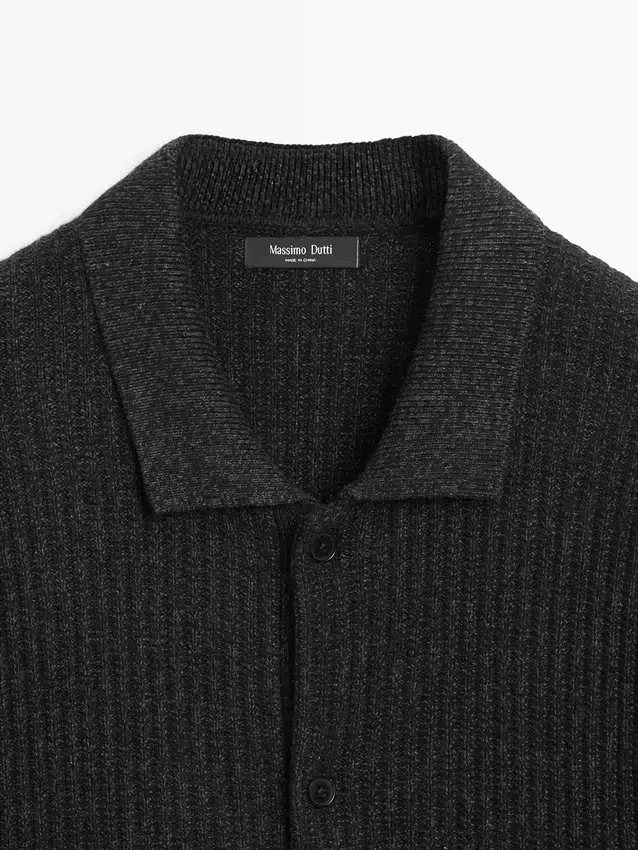 Gebreid vesttrui van katoen- en wolmix met knopen Gebreid vesttrui van katoen- en wolmix met knopen