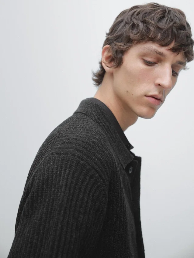 Gebreid vesttrui van katoen- en wolmix met knopen Gebreid vesttrui van katoen- en wolmix met knopen