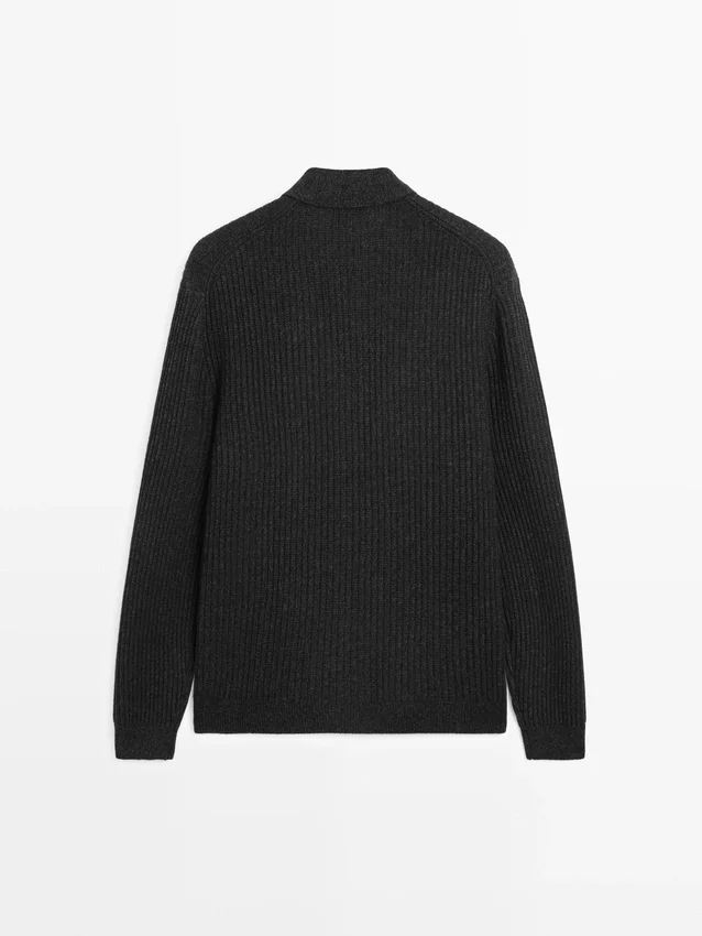 Gebreid vesttrui van katoen- en wolmix met knopen Gebreid vesttrui van katoen- en wolmix met knopen