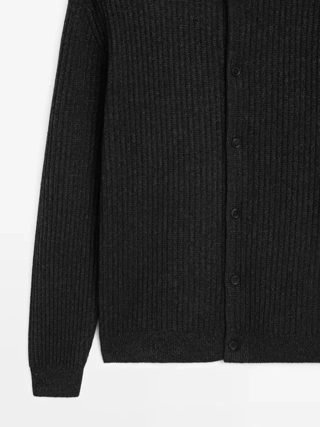 Gebreid vesttrui van katoen- en wolmix met knopen Gebreid vesttrui van katoen- en wolmix met knopen