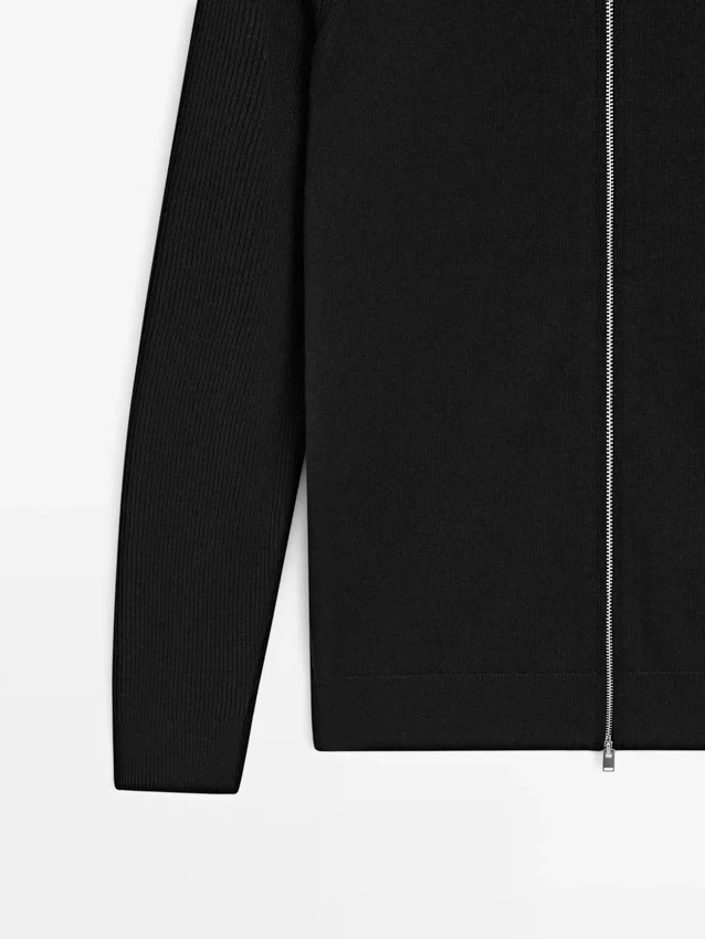 Gebreid vesttrui van katoenmix met raglanmouwen Gebreid vesttrui van katoenmix met raglanmouwen