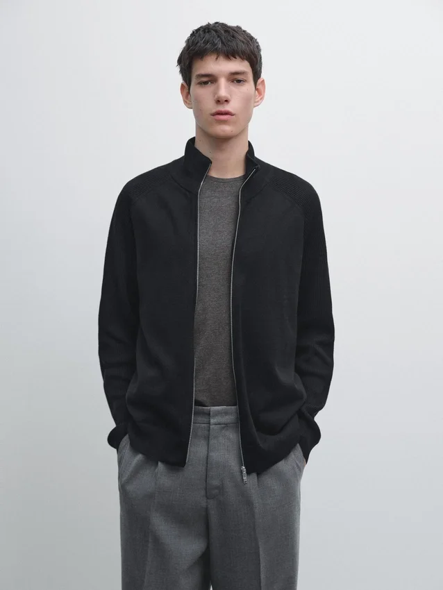 Gebreid vesttrui van katoenmix met raglanmouwen Gebreid vesttrui van katoenmix met raglanmouwen