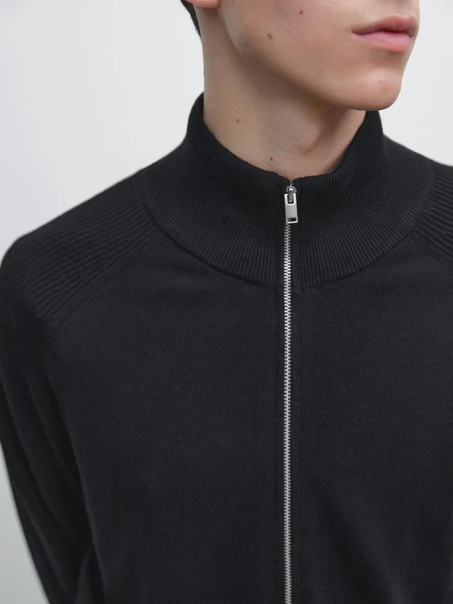 Gebreid vesttrui van katoenmix met raglanmouwen Gebreid vesttrui van katoenmix met raglanmouwen