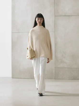 Gebreide cape met splitdetails