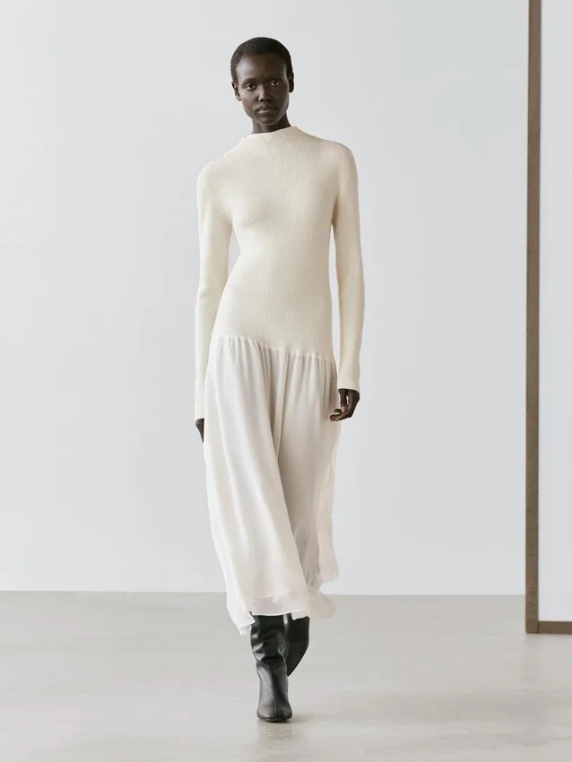 Gebreide jurk met bijpassende details Gebreide jurk met bijpassende details