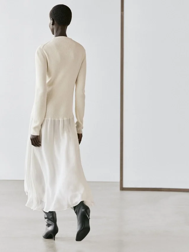 Gebreide jurk met bijpassende details Gebreide jurk met bijpassende details