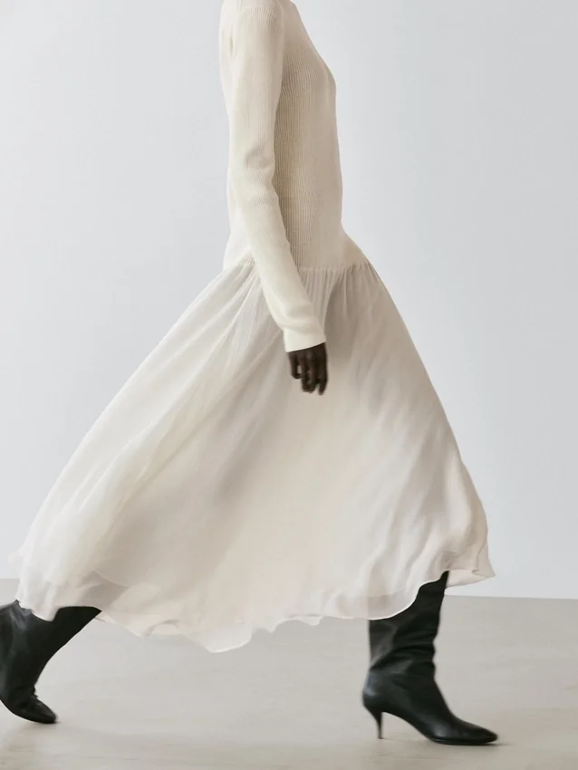 Gebreide jurk met bijpassende details Gebreide jurk met bijpassende details