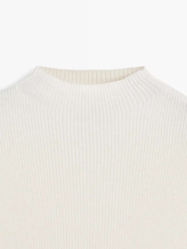 Gebreide jurk met bijpassende details Gebreide jurk met bijpassende details