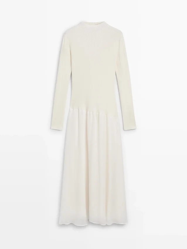 Gebreide jurk met bijpassende details Gebreide jurk met bijpassende details