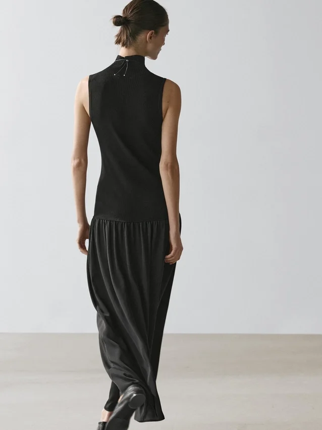 Gebreide midi-jurk met contrasterende details Gebreide midi-jurk met contrasterende details