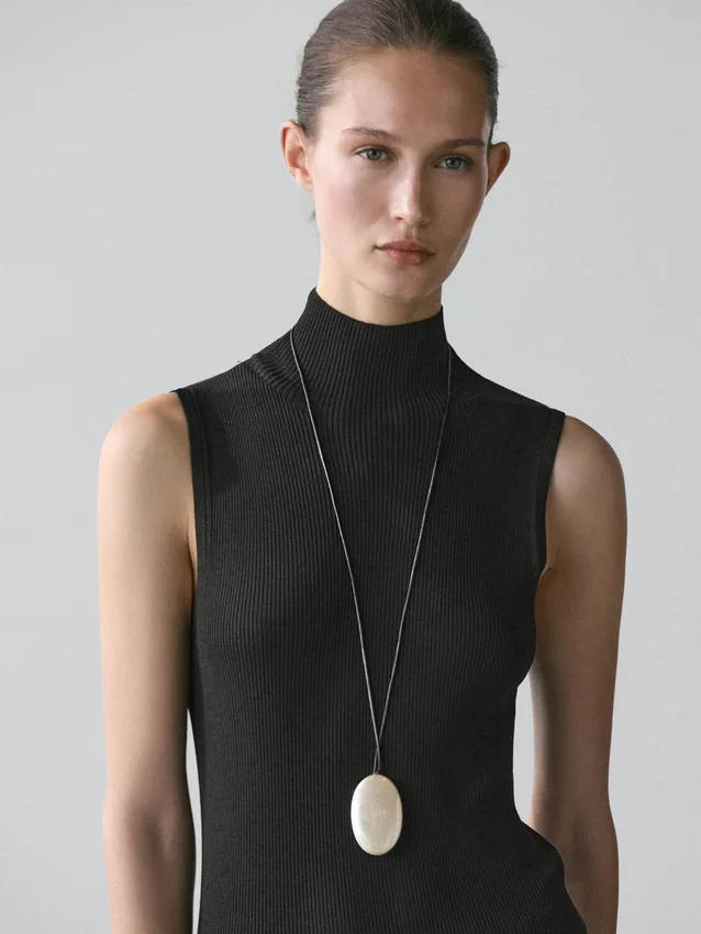 Gebreide midi-jurk met contrasterende details Gebreide midi-jurk met contrasterende details