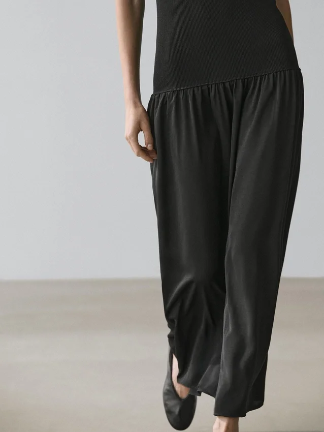 Gebreide midi-jurk met contrasterende details Gebreide midi-jurk met contrasterende details