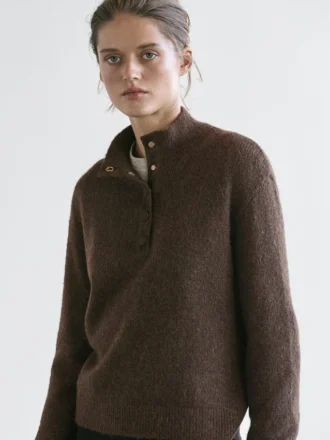 Gebreide trui met hoge kraag en drukknopen