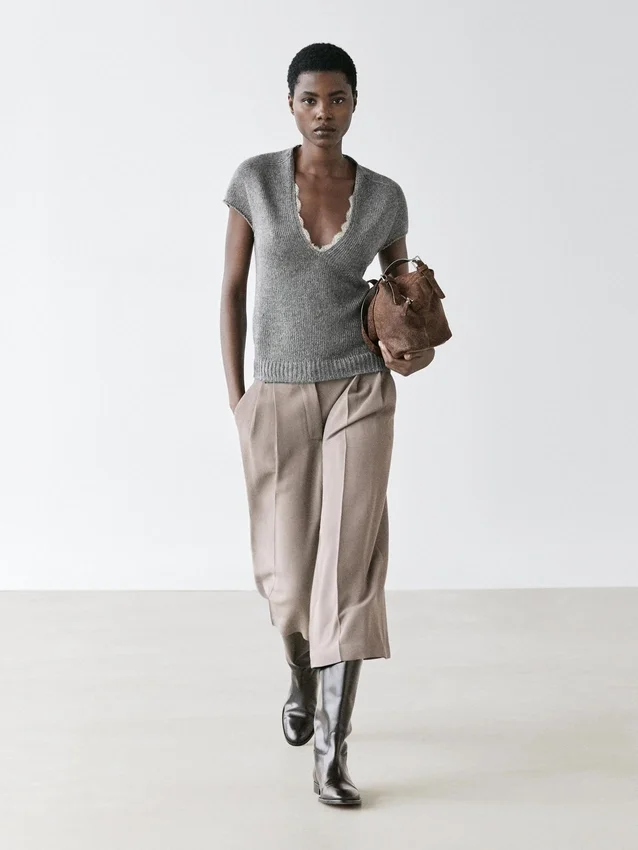 Gebreide trui met korte mouwen en kant Gebreide trui met korte mouwen en kant