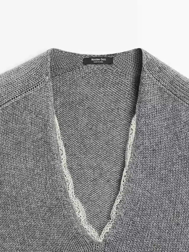 Gebreide trui met korte mouwen en kant Gebreide trui met korte mouwen en kant