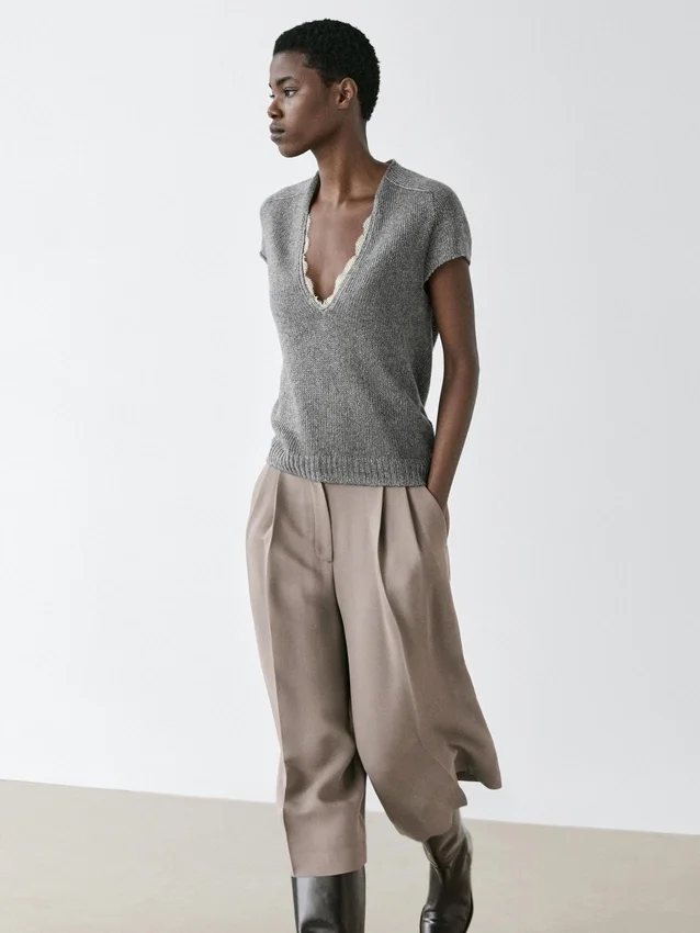 Gebreide trui met korte mouwen en kant Gebreide trui met korte mouwen en kant