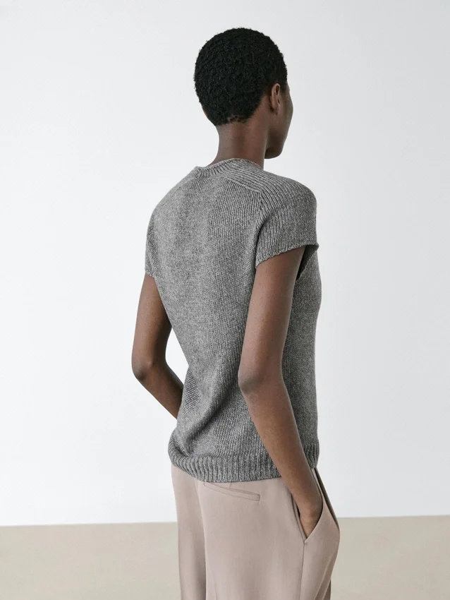 Gebreide trui met korte mouwen en kant Gebreide trui met korte mouwen en kant