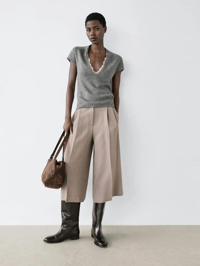 Gebreide trui met korte mouwen en kant Gebreide trui met korte mouwen en kant