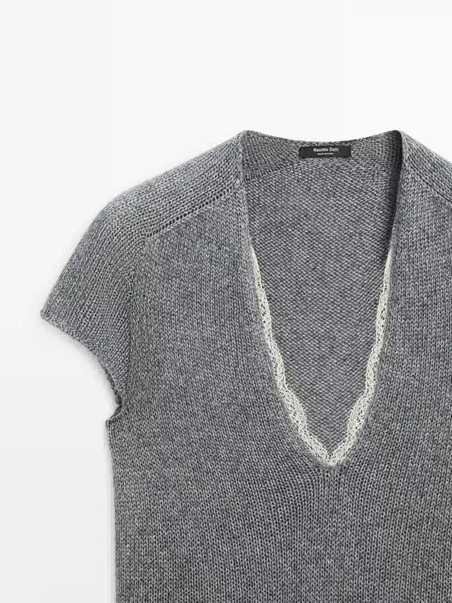 Gebreide trui met korte mouwen en kant Gebreide trui met korte mouwen en kant