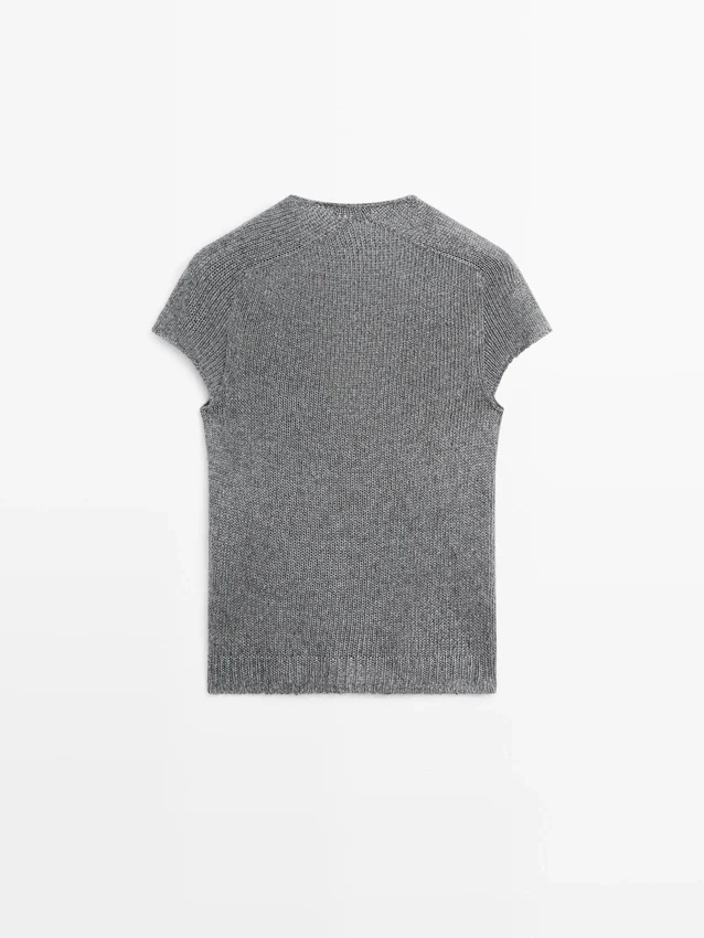 Gebreide trui met korte mouwen en kant Gebreide trui met korte mouwen en kant