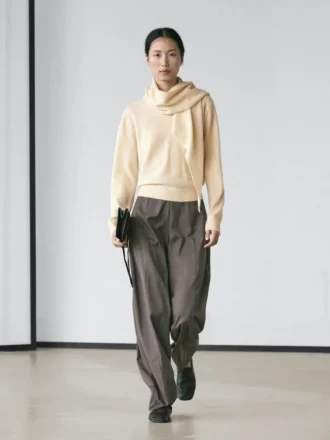 Gebreide trui met sjaaldetail